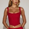 Haut corset à baleines et encolure arrondie en dentelle Cherith, couleur rouge vif Haut corset à baleines et encolure arrondie en dentelle Cherith, couleur rouge vif