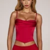Haut corset à col bénitier et lacets en satin Eirwen, couleur rouge vif Haut corset à col bénitier et lacets en satin Eirwen, couleur rouge vif