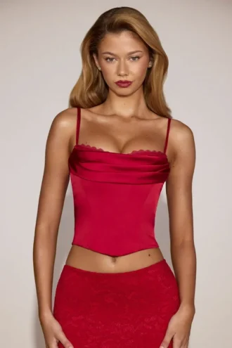 Haut corset à col bénitier et lacets en satin Eirwen, couleur rouge vif