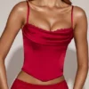 Haut corset à col bénitier et lacets en satin Eirwen, couleur rouge vif Haut corset à col bénitier et lacets en satin Eirwen, couleur rouge vif