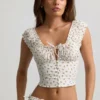Haut corset en popeline de coton froncée Faela à imprimé de roses Haut corset en popeline de coton froncée Faela à imprimé de roses