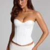 Haut corset à lacets Araminta en blanc Haut corset à lacets Araminta en blanc