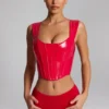 Haut corset à lacets en vinyle Lamiya, couleur rouge feu Haut corset à lacets en vinyle Lamiya, couleur rouge feu