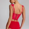 Haut corset à lacets en vinyle Lamiya, couleur rouge feu Haut corset à lacets en vinyle Lamiya, couleur rouge feu