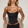 Haut corset à lacets et col bénitier en satin Eirwen, noir Haut corset à lacets et col bénitier en satin Eirwen, noir