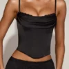 Haut corset à lacets et col bénitier en satin Eirwen, noir Haut corset à lacets et col bénitier en satin Eirwen, noir