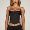 Haut corset à lacets et col bénitier en satin Eirwen, noir Haut corset à lacets et col bénitier en satin Eirwen, noir