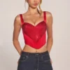 Haut corset à lacets et encolure en cœur Allure, couleur rose rouge Haut corset à lacets et encolure en cœur Allure, couleur rose rouge