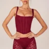 Haut corset à lacets Jemara en rouge cerise Haut corset à lacets Jemara en rouge cerise