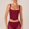 Haut corset à lacets Jemara en rouge cerise Haut corset à lacets Jemara en rouge cerise