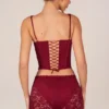 Haut corset à lacets Jemara en rouge cerise Haut corset à lacets Jemara en rouge cerise