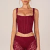 Haut corset à lacets Jemara en rouge cerise Haut corset à lacets Jemara en rouge cerise