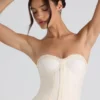 Haut corset sans bretelles à lacets et fronces Melvina, couleur ivoire Haut corset sans bretelles à lacets et fronces Melvina, couleur ivoire