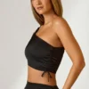 Haut court asymétrique froncé Brisa en noir Haut court asymétrique froncé Brisa en noir