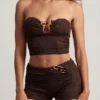 Haut court bandeau Tarni avec détails métalliques, couleur chocolat noir Haut court bandeau Tarni avec détails métalliques, couleur chocolat noir