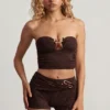 Haut court bandeau Tarni avec détails métalliques, couleur chocolat noir Haut court bandeau Tarni avec détails métalliques, couleur chocolat noir