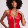 Haut court corset en vinyle à dos nu et lacets Ophelia, couleur rouge feu Haut court corset en vinyle à dos nu et lacets Ophelia, couleur rouge feu
