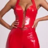 Haut court corset en vinyle à dos nu et lacets Ophelia, couleur rouge feu Haut court corset en vinyle à dos nu et lacets Ophelia, couleur rouge feu