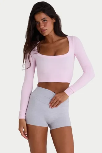 Haut court sans coutures en modal à côtes souples et découpes, rose poudré