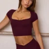Haut court Soft Active à encolure en cœur, couleur bordeaux Haut court Soft Active à encolure en cœur, couleur bordeaux
