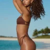 Bas de bikini string à cordon Polynesia, couleur marron chocolat Bas de bikini string à cordon Polynesia, couleur marron chocolat