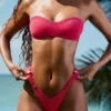 Bas de bikini cheeky froncé et orné Pacifico en rose framboise