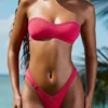 Bas de bikini cheeky froncé et orné Pacifico en rose framboise