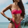 Bas de bikini cheeky froncé et orné Pacifico en rose framboise