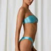 Haut de bikini bandeau turquoise orné de perles d’eau douce Haut de bikini bandeau turquoise orné de perles d’eau douce