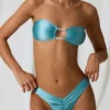 Haut de bikini bandeau turquoise orné de perles d’eau douce Haut de bikini bandeau turquoise orné de perles d’eau douce