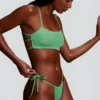 Haut de bikini à bretelles et encolure dégagée en seersucker vert écume Haut de bikini à bretelles et encolure dégagée en seersucker vert écume