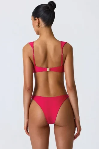 Bas de bikini cheeky orné de volutes, couleur rose framboise