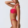 Bas de bikini cheeky orné de volutes, couleur rose framboise