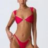 Bas de bikini cheeky orné de volutes, couleur rose framboise