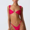 Bas de bikini cheeky orné de volutes, couleur rose framboise