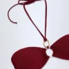 Haut de bikini dos nu froncé avec détails métalliques Savai, couleur cerise foncée Haut de bikini dos nu froncé avec détails métalliques Savai, couleur cerise foncée