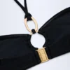 Haut de bikini froncé à nouer dans le cou Savai avec détails métalliques, en noir Haut de bikini froncé à nouer dans le cou Savai avec détails métalliques, en noir