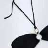 Haut de bikini froncé à nouer dans le cou Savai avec détails métalliques, en noir Haut de bikini froncé à nouer dans le cou Savai avec détails métalliques, en noir