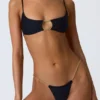 Haut de bikini noir Sanibel à découpes et chaînes Haut de bikini noir Sanibel à découpes et chaînes