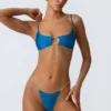 Haut de bikini Sanibel à découpes ornées de chaînes, couleur bleu océan