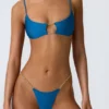 Haut de bikini Sanibel à découpes ornées de chaînes, couleur bleu océan