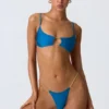 Haut de bikini Sanibel à découpes ornées de chaînes, couleur bleu océan
