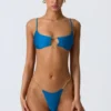 Haut de bikini Sanibel à découpes ornées de chaînes, couleur bleu océan