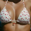 Haut de bikini triangle Calella avec détails charmants, imprimé cerise Haut de bikini triangle Calella avec détails charmants, imprimé cerise