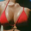 Haut de bikini triangle Canggu avec détail charmant, couleur rouge vif Haut de bikini triangle Canggu avec détail charmant, couleur rouge vif