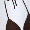 Haut de bikini triangle Canggu avec détails charmants, couleur chocolat noir Haut de bikini triangle Canggu avec détails charmants, couleur chocolat noir