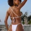 Haut de bikini triangle à col licou Crinkle Swim en blanc Haut de bikini triangle à col licou Crinkle Swim en blanc