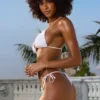 Haut de bikini triangle à col licou Crinkle Swim en blanc Haut de bikini triangle à col licou Crinkle Swim en blanc