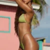 Bas de bikini string à cordon orné Bali en vert olive Bas de bikini string à cordon orné Bali en vert olive