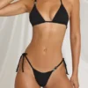 Bas de bikini string à nouer sur les côtés Kairo en noir Bas de bikini string à nouer sur les côtés Kairo en noir